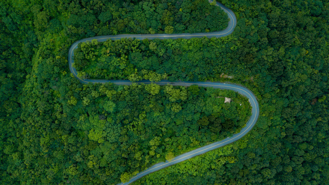 蜿蜒崎岖的山路