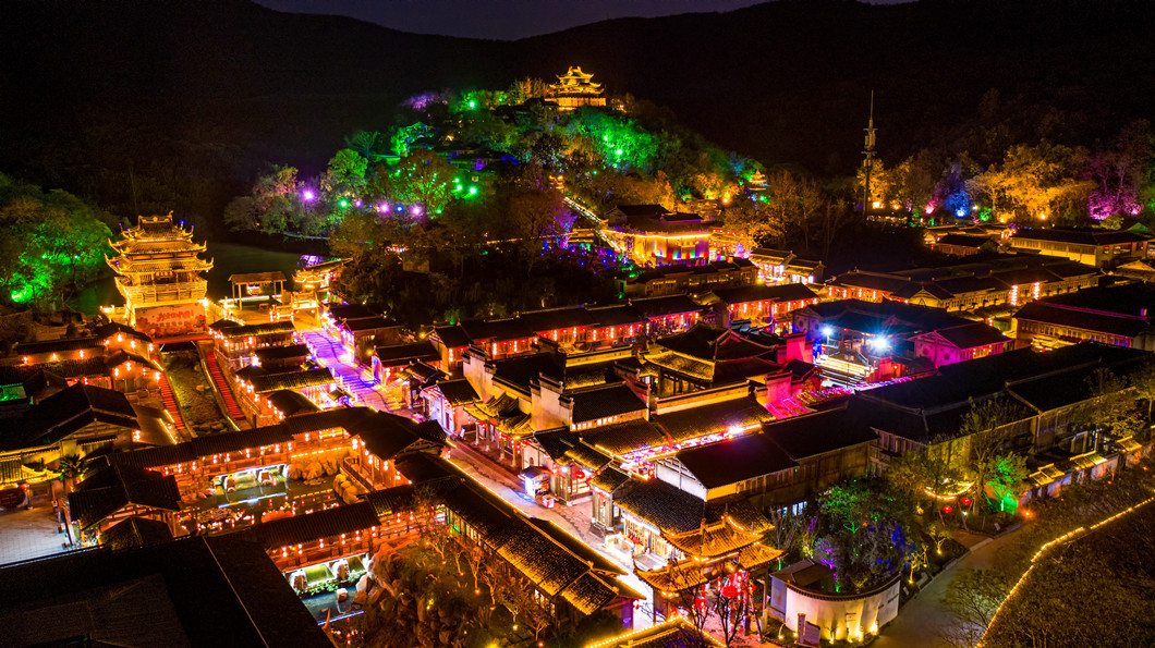 夜景下的千华古村